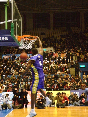 记者：奥斯卡身边人认为他没法继续踢球了，他在体能测试时突感不适（记者：奥斯卡身边人士称他或已无法再踢球，体能测试中突感不适）