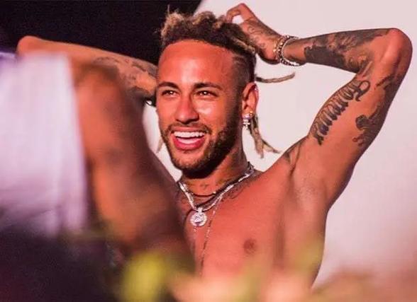 WAZ评沙尔克球员表现：两边翼卫灾难发挥，卡里乌斯超神（WAZ球员评分：沙尔克双翼卫灾难级失常，卡里乌斯神级发挥）