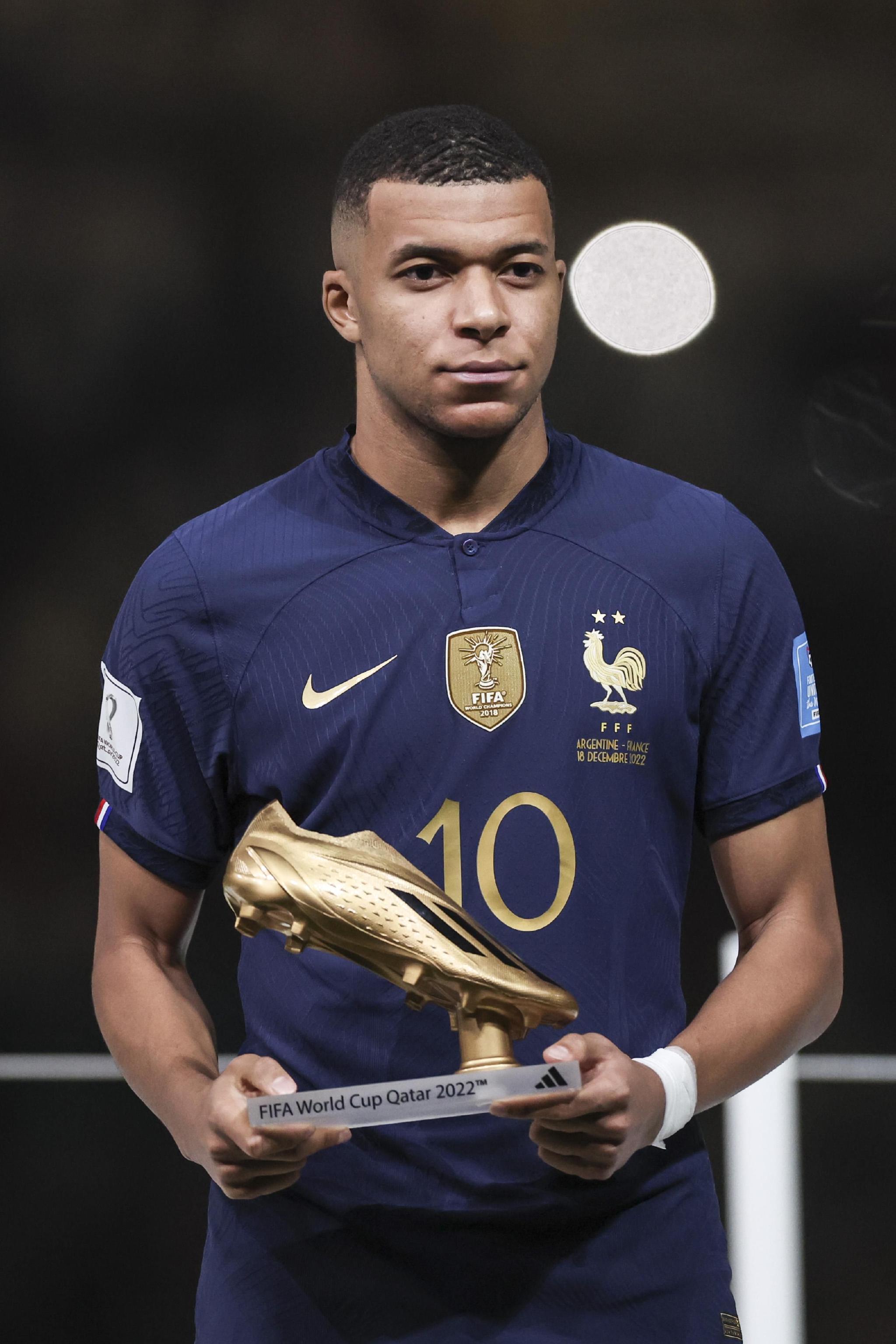 本轮欧冠最佳阵容：诺伊尔、福登、奥斯梅恩、梅里诺在列（欧冠本轮最佳阵容出炉：诺伊尔、福登、奥斯梅恩与梅里诺入选）